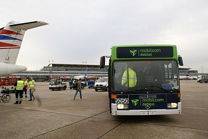 Autobusy ve službách cestujících letadly. Minibusem z parkoviště, 