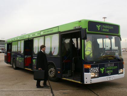 Autobusy ve službách cestujících letadly. Minibusem z parkoviště, 