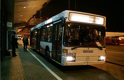 Autobusy ve službách cestujících letadly. Minibusem z parkoviště, 