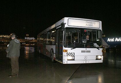 Autobusy ve službách cestujících letadly. Minibusem z parkoviště, 