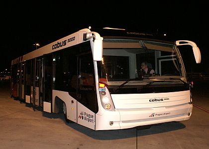 Autobusy ve službách cestujících letadly. Minibusem z parkoviště, 