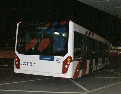 Autobusy ve službách cestujících letadly. Minibusem z parkoviště, 