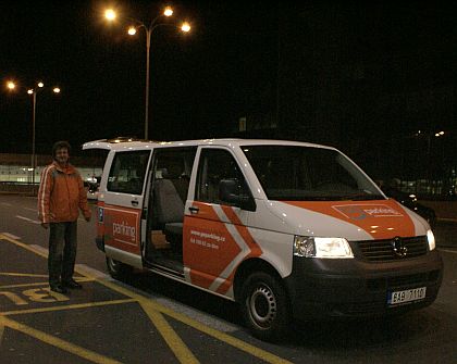 Autobusy ve službách cestujících letadly. Minibusem z parkoviště, 