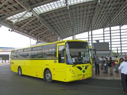 141 autobusů Volvo  B12B  Jonckheere na Jamajku