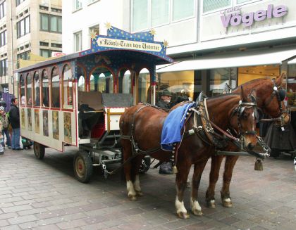 Koňský tram-bus v rámci předvánoční atmosféry