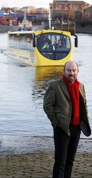 Stagecoach úspěšně vyzkoušel dnes inovovaný obojživelný autobus na řece Clyde