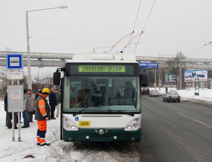 Záběry ze zkušební jízdy trolejbusem po nové částečně dokončené trati 