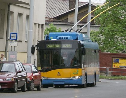 Jeden z trolejbusů Škoda 26 Tr Solaris pro Sofii v ulicích Plzně