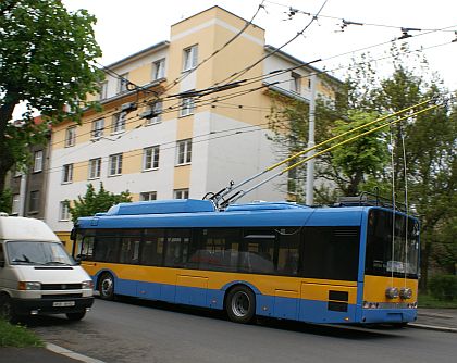 Jeden z trolejbusů Škoda 26 Tr Solaris pro Sofii v ulicích Plzně