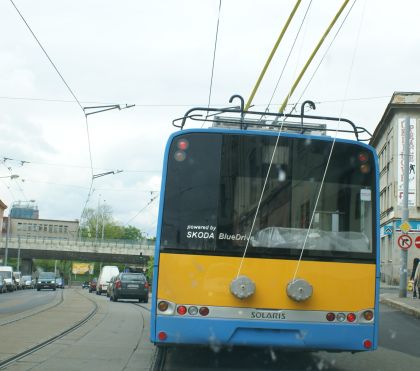 Jeden z trolejbusů Škoda 26 Tr Solaris pro Sofii v ulicích Plzně