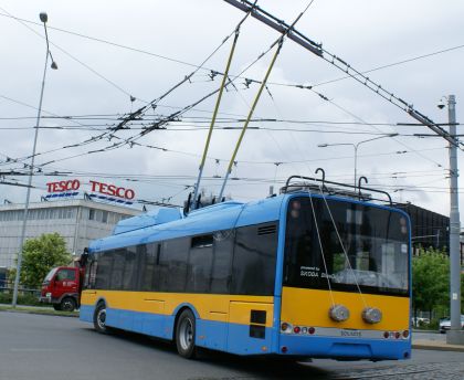 Jeden z trolejbusů Škoda 26 Tr Solaris pro Sofii v ulicích Plzně