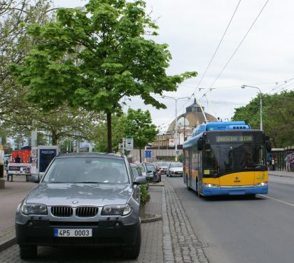 Jeden z trolejbusů Škoda 26 Tr Solaris pro Sofii v ulicích Plzně