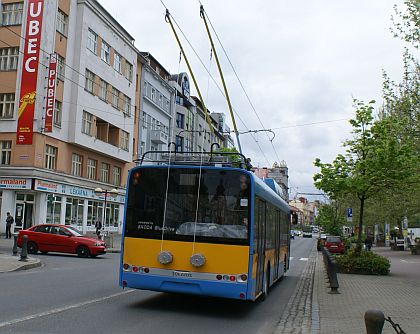 Jeden z trolejbusů Škoda 26 Tr Solaris pro Sofii v ulicích Plzně