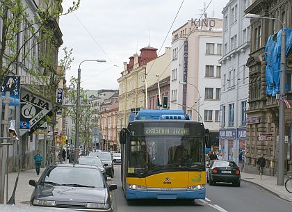 Jeden z trolejbusů Škoda 26 Tr Solaris pro Sofii v ulicích Plzně