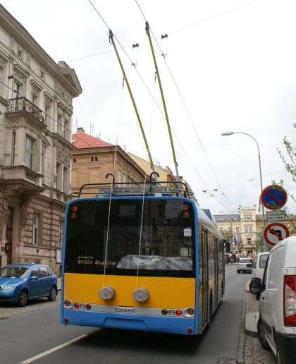 Jeden z trolejbusů Škoda 26 Tr Solaris pro Sofii v ulicích Plzně