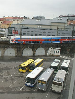 Když dopravní vzdělávání, tak stylový pohled z oken na dopravní infrastrukturu