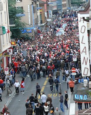 Dopravní kolaps ve švýcarském Curychu: Fussballfans in der Innenstadt: