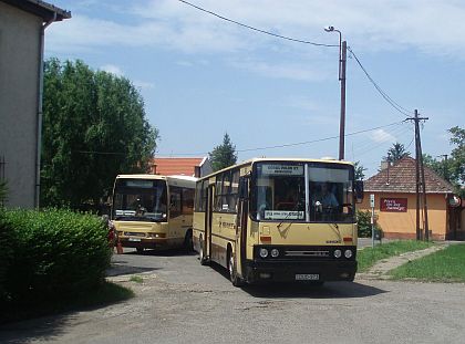 Autobusovou pohlednici z maďarské Lőkösházy nedaleko rumunských hranic 