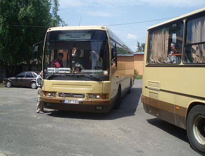 Autobusovou pohlednici z maďarské Lőkösházy nedaleko rumunských hranic 