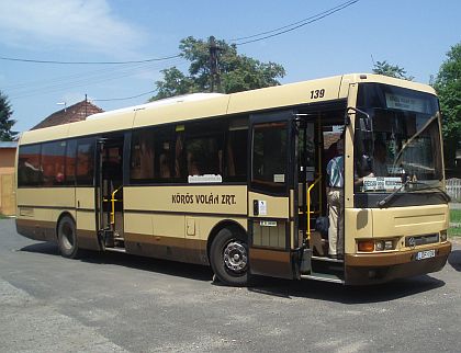 Autobusovou pohlednici z maďarské Lőkösházy nedaleko rumunských hranic 