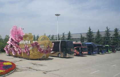 Čína je Čína ....   Alegorický autobus a jiné zajímavosti z Zhengzhou