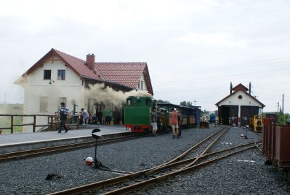 Při cestě z Kolína do Poděbrad zaujme vždy řepná miniželeznice s nádražím 