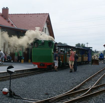 Při cestě z Kolína do Poděbrad zaujme vždy řepná miniželeznice s nádražím 