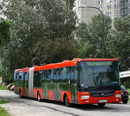 Pohlednice z Bratislavy - kloubové autobusy z Mannheimu i Libchav