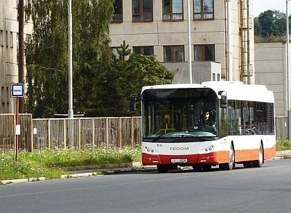 První tři z pěti nových autobusů Tedom C12 D byly předány Dopravnímu podniku