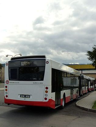 První tři z pěti nových autobusů Tedom C12 D byly předány Dopravnímu podniku