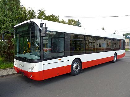 První tři z pěti nových autobusů Tedom C12 D byly předány Dopravnímu podniku