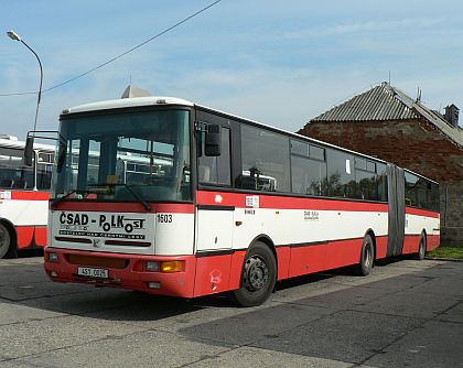 Autobusy v areálu ČSAD Polkost v Kostelci nad Černými Lesy