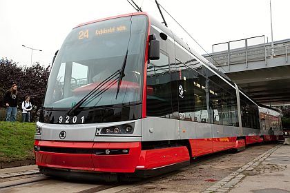 Tramvaj 15T ForCity  - záběry ze zahájení provozu s cestujícími