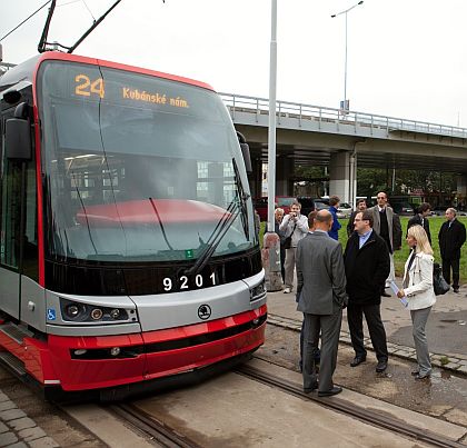 Tramvaj 15T ForCity  - záběry ze zahájení provozu s cestujícími