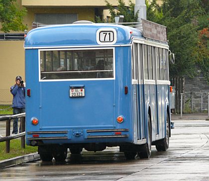 Pohlednice ze Švýcarska: Autobus Jürga Bieggera na vyjížďce Curychem