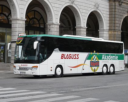 Předvánoční pohlednice z Vídně - autokar Rapidu, označníky, dopravní signalizace