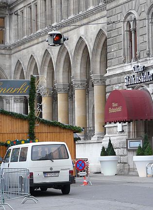 Předvánoční pohlednice z Vídně - autokar Rapidu, označníky, dopravní signalizace