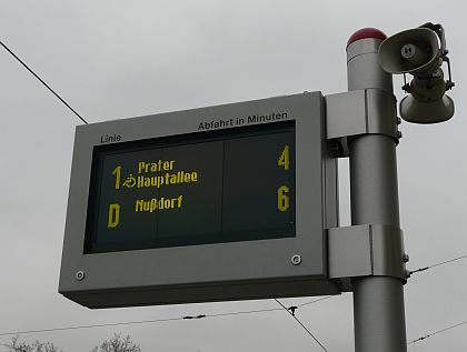 Předvánoční pohlednice z Vídně - autokar Rapidu, označníky, dopravní signalizace