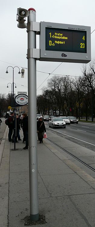 Předvánoční pohlednice z Vídně - autokar Rapidu, označníky, dopravní signalizace