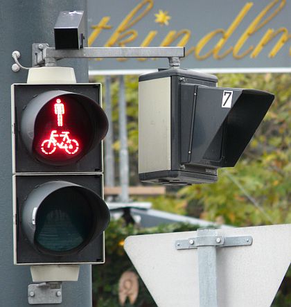 Předvánoční pohlednice z Vídně - autokar Rapidu, označníky, dopravní signalizace