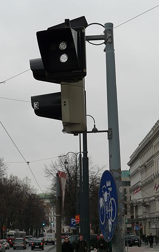 Předvánoční pohlednice z Vídně - autokar Rapidu, označníky, dopravní signalizace