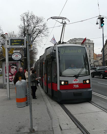 Předvánoční pohlednice z Vídně - autokar Rapidu, označníky, dopravní signalizace