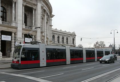 Předvánoční pohlednice z Vídně - autokar Rapidu, označníky, dopravní signalizace