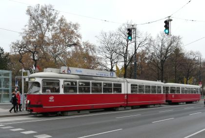 Předvánoční pohlednice z Vídně - autokar Rapidu, označníky, dopravní signalizace