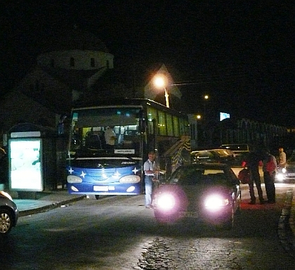 Autokar Yutong na dálniční lince Limasol - letiště Larnaca na Kypru