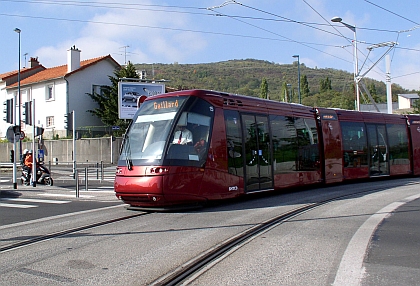 Tramvaj na pneumatikách Translohr dopravce SYSTRA  v Clermond-Ferrand 