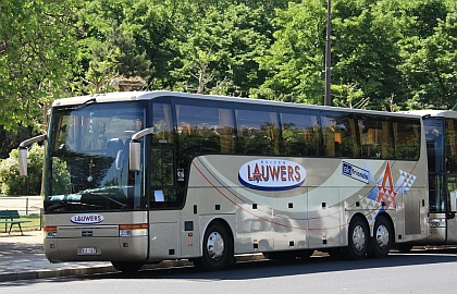 Autobusová a autokarová pohledniíce z prosluněné Paříže 