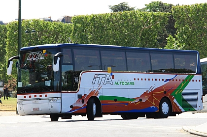 Autobusová a autokarová pohledniíce z prosluněné Paříže 