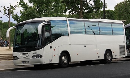 Autobusová a autokarová pohledniíce z prosluněné Paříže 