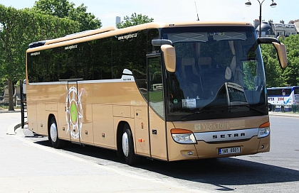 Autobusová a autokarová pohledniíce z prosluněné Paříže 